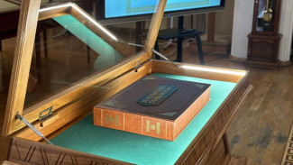 Национальной библиотеке Якутска передали на хранение "Золотую книгу Славы Якутии"