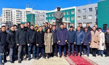 Жители Якутии возложили цветы к памятнику Ильи Винокурова