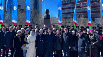 В Якутске возложили цветы к памятнику Гавриила Чиряева