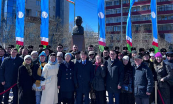 В Якутске возложили цветы к памятнику Гавриила Чиряева