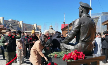 Жители Якутии возложили цветы к памятнику Степана Аржакова