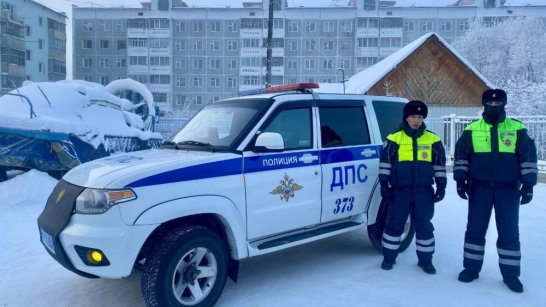 В Хангаласском районе инспекторы ДПС оказали помощь водителю