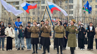"Поем двором". В Якутске артисты поздравили ветеранов