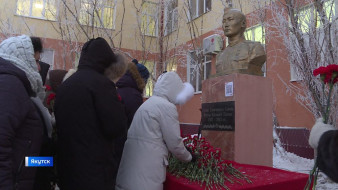 В Якутске возложили цветы к памятнику Героя Советского Союза Фёдора Попова
