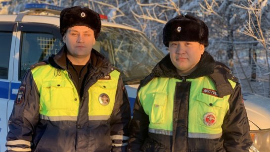 В Мирнинском районе Якутии полицейские спасли человека во время пожара