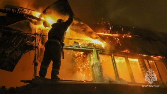 В Якутске при пожаре двухэтажного частного дома погиб человек