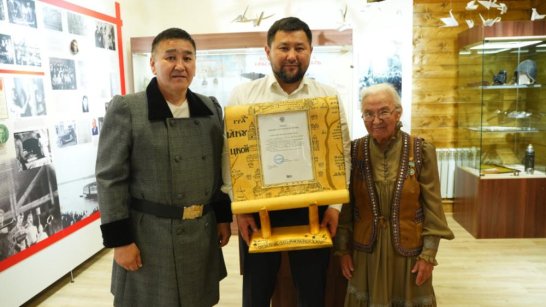 В Музей истории города Якутска передали свиток из бересты с Указом Президента Российской Федерации