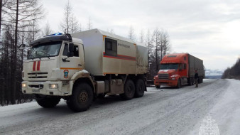 В Оймяконском районе сотрудники МЧС оказали помощь водителям большегрузов на Ольчанском перевале
