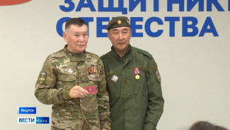 В Якутске участникам и ветеранам СВО вручили нагрудные знаки "Доброволец Донбасса"