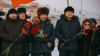 Глава Якутии возложил цветы к мемориальной плите городу-герою Сталинграду