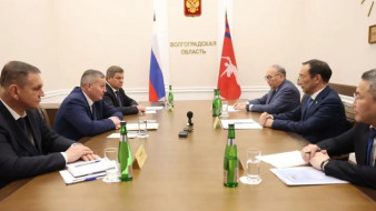 Айсен Николаев провёл рабочую встречу с губернатором Волгоградской области Андреем Бочаровым