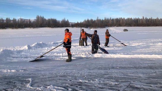 В Верхоянском районе на реке Яна дорожники проводят работы по намораживанию льда