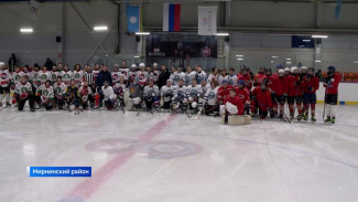 В Мирнинском районе проходит ежегодный Рождественский турнир по хоккею 