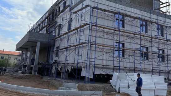 В Якутии продолжается строительство новой поликлиники в селе Амга по нацпроекту