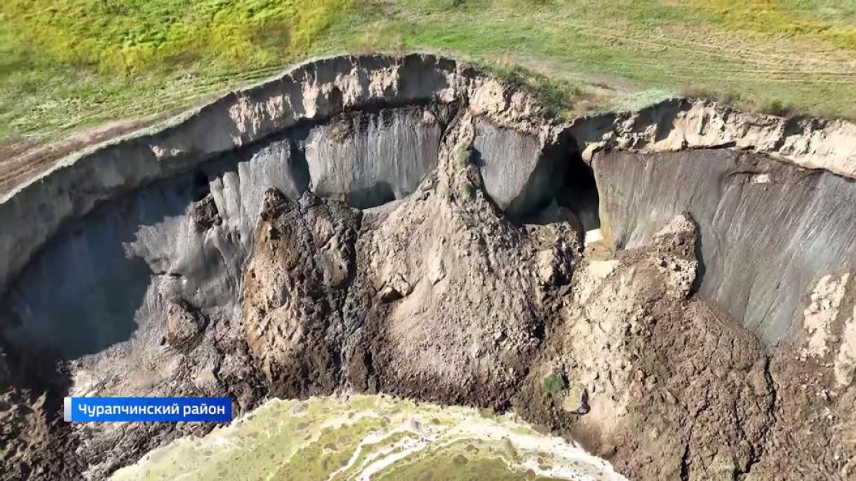 В Чурапчинском районе образовался разлом, обнаживший многометровый слой вечной  мерзлоты – ГТРК «Саха»