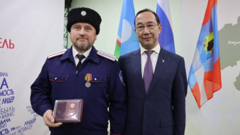 Глава Якутии вручил жителю Алданского района Сергею Каргину медаль "За храбрость" II степени