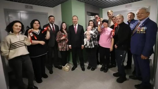 В Нерюнгри дети-сироты получили ключи от квартир в новом доме