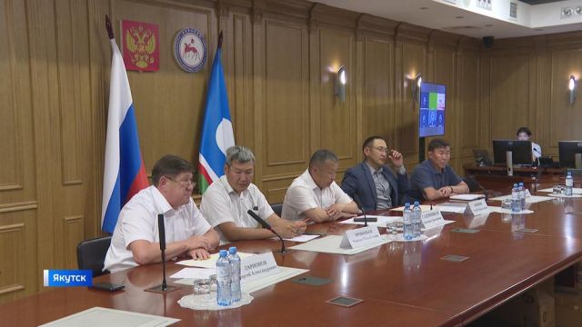 На реке Лена успешно отбуксировали севшие на мель судно с баржей