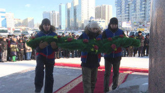 В Якутске возложили цветы к памятнику олимпийского чемпиона Романа Дмитриева