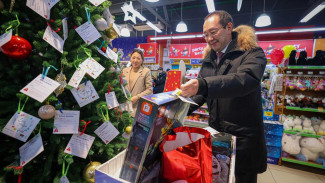 Глава Якутии исполнил новогодние желания детей в рамках акции "Ёлка добра"