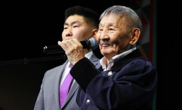 В Якутии поздравили Бориса Неустроева-Мандар Уус с 80-летним юбилеем