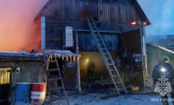 Гараж и 18 машин спасены пожарными в Якутске