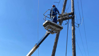 В селе Ытык-Кюель большегрузной техникой повреждена линия электропередачи