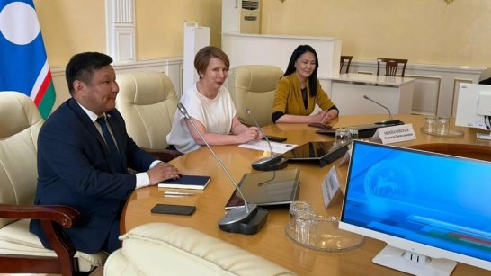 Вице-премьер Якутии Ольга Балабкина представила нового замминистра по делам молодежи и социальным коммуникациям