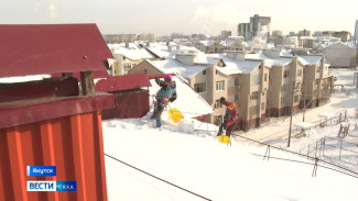 В Якутске промышленные альпинисты приступили к уборке снега с крыш домов