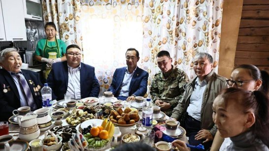 Айсен Николаев посетил семью Героя России Алексея Неустроева в Усть-Алданском районе