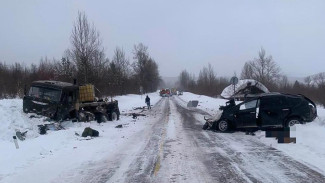 В Алданском районе в результате лобового столкновения грузовика и легковушки погибли 5 человек
