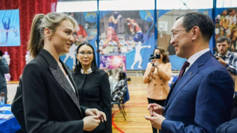Айсен Николаев посетил соревнования по художественной гимнастике в Нерюнгри