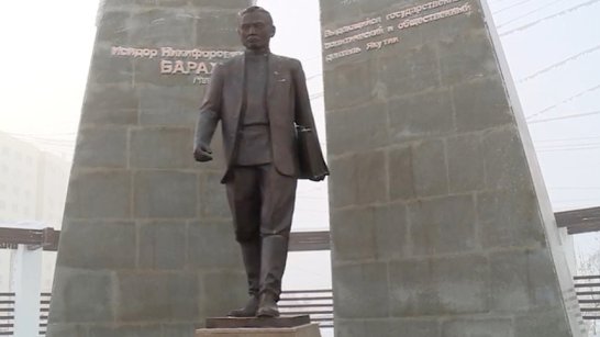В Якутске возложили цветы к памятнику Исидора Барахова