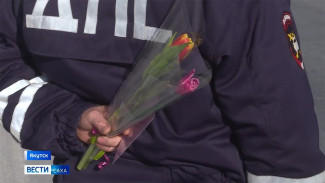 Тюльпаны для женщин за рулём. В Якутске ГИБДД провела праздничную акцию