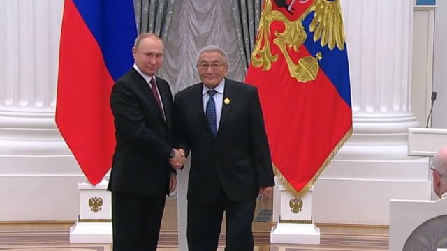 Почётное звание "Народный учитель Российской Федерации" присвоено Виктору Потапову