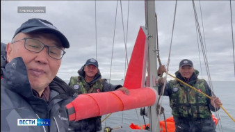 Экспедиция якутского отделения Русского географического общества на яхте достигла 180 меридиана и вошла в пролив Лонга