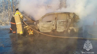 В Якутске пожарные спасли горящий автомобиль УАЗ