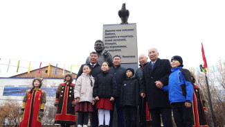 В Хангаласском районе торжественно открыли памятник первому Президенту Якутии Михаилу Николаеву