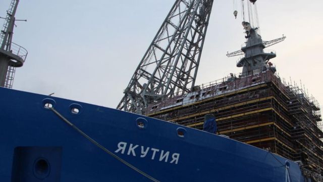 На атомный ледокол "Якутия" погружена мачта