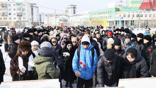 Якутяне несут цветы к стихийному мемориалу памяти жертв теракта в Подмосковье