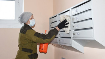 В Якутске продолжается дезинфекция в подъездах домов, из которых госпитализировали больных коронавирусной инфекцией