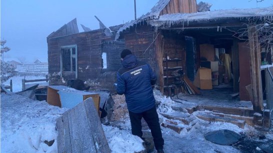 В Якутске следователи выясняют обстоятельства гибели двух человек во время пожара в жилом доме