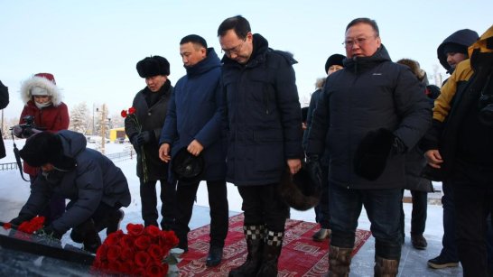 Айсен Николаев возложил цветы к памятнику Герою Советского Союза Федора Попова