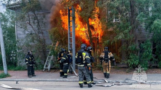 В Якутске пожарные эвакуировали 7 человек