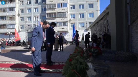 Сергей Кравцов и Айсен Николаев возложили цветы к мемориальному комплексу "Солдат Туймаады"