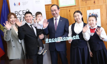 Глава Якутии встретился с семьей Неустроевых – участниками конкурса "Всей семьёй"