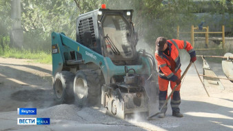В Якутске дорожники проводят плановый ямочный ремонт дорог