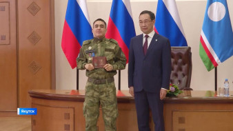 Айсен Николаев вручил государственные награды якутянам-участникам СВО
