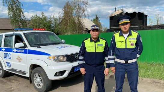В Нюрбинском районе полицейские первыми прибыли на место пожара и спасли мужчину из горящего дома