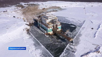 Сотрудники Мирнинско-Нюрбинского ГОКа освободили три драги от льда